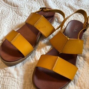 Mia Yellow Leather Sandals size 9.5
